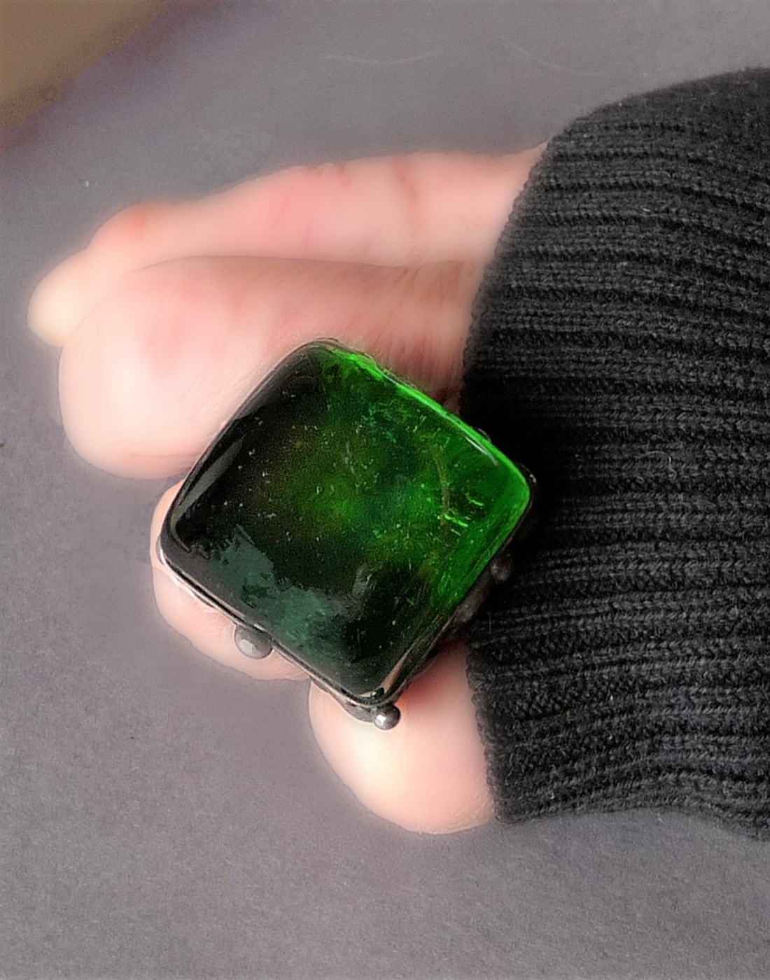 pierścionek z ręcznie przetopionego zielonego szkła witrażowego (fusing), unikatowo i ekologicznie oprawiony w technice Tiffany